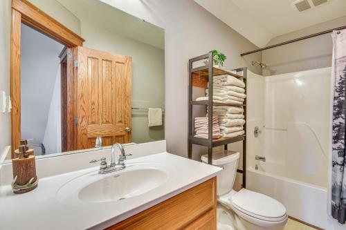 ein Badezimmer mit Waschbecken, Toilette und Dusche in der Unterkunft Pond Access and Fishing Cedar Lodge in Versailles in Versailles