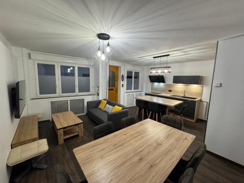 un salon avec une table et un piano dans l'établissement Maison Dinan centre, à Dinan