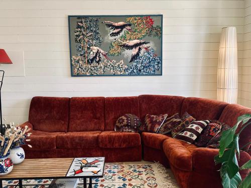 - un salon avec un canapé en cuir brun et des oreillers dans l'établissement Mas Sylvestre Exceptional Stay in Provence, à Fontvieille