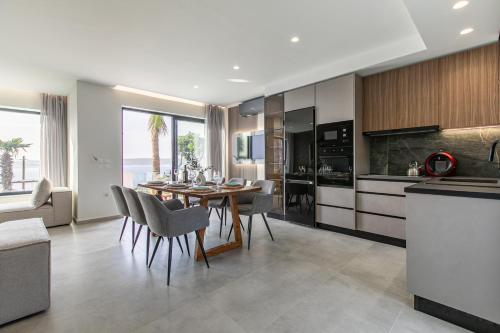 Dapur atau dapur kecil di Villa Nicolas Plaka With Sea View