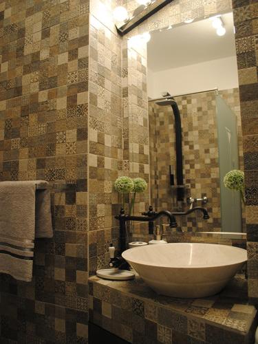 a bathroom with a large sink and a mirror at The Kiss Apartment in Timişoara
