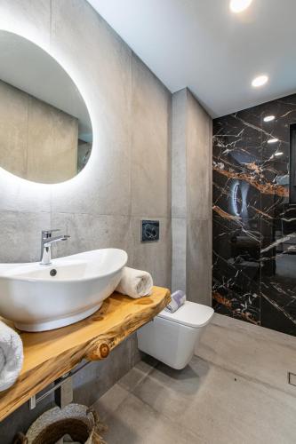 Bilik mandi di Villa Nicolas Plaka With Sea View