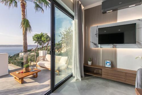 Televisyen dan/atau pusat hiburan di Villa Nicolas Plaka With Sea View
