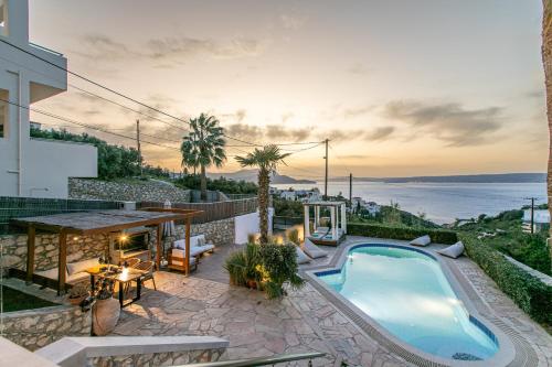Bazén v ubytování Villa Nicolas Plaka With Sea View nebo v jeho okolí