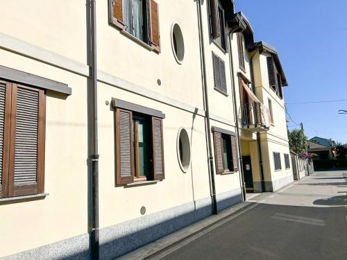 a building with windows on the side of a street at Villoresi 6 - Moderno appartamento con giardino vicino Milano, Rho Fiera, Monza in Paderno Dugnano