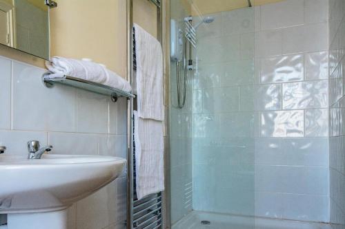 y baño con ducha acristalada y lavamanos. en Bloomfield Brewhouse, en Blackpool