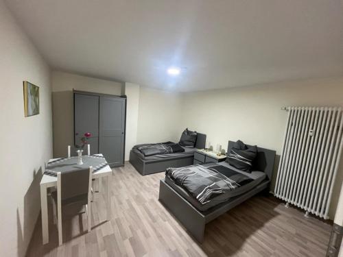a living room with a bed and a table at Ferienwohnung am Neumarkt in Auerbach