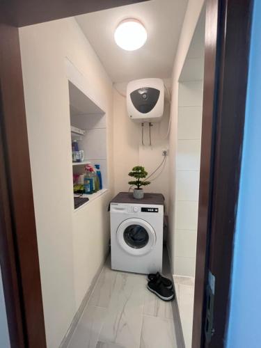 a small bathroom with a washing machine and a tv at Ferienwohnung am Neumarkt in Auerbach