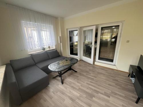 a living room with a couch and a table at Ferienwohnung am Neumarkt in Auerbach