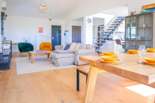 un salon avec une table avec de la vaisselle jaune dessus dans l'établissement Villa Colette - vue mer - baie de Cayola - 9 personnes, à Les Sables-dʼOlonne