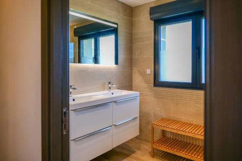 une salle de bain avec un lavabo et un miroir dans l'établissement Villa Colette - vue mer - baie de Cayola - 9 personnes, à Les Sables-dʼOlonne