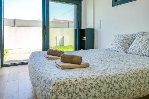 une chambre avec un lit avec deux oreillers dessus dans l'établissement Villa Colette - vue mer - baie de Cayola - 9 personnes, à Les Sables-dʼOlonne