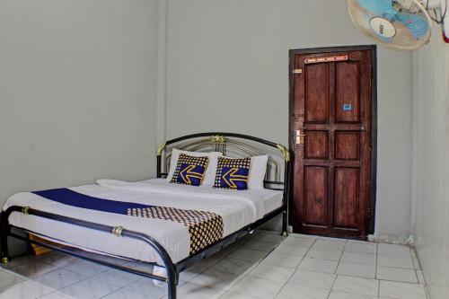 Postel nebo postele na pokoji v ubytování SPOT ON 92682 Badar Guest House Syariah