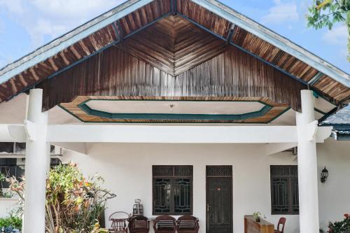 a house with a swimming pool on the roof at Hotel O Wisma Pundu Syariah Near Kantor Camat Kota Besi in Kotabesi