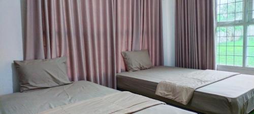 Postel nebo postele na pokoji v ubytování Hotel O Losmen Griya Mulia Katingan Kuala