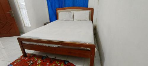 Postel nebo postele na pokoji v ubytování Hotel O Losmen Griya Mulia Katingan Kuala