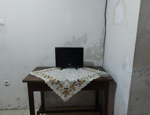 a table with a laptop sitting on top of it at Hotel O Panorama House Near Lokon Camping Ground in Tomohon