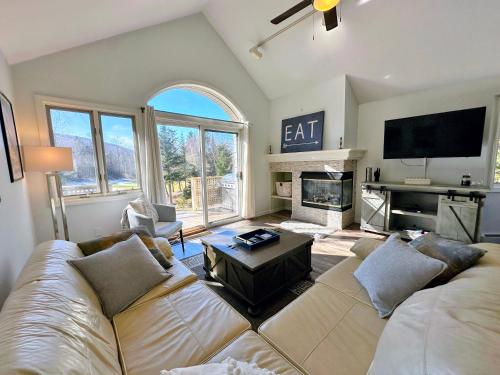 TV a/nebo společenská místnost v ubytování FV26 Renovated golf course townhouse