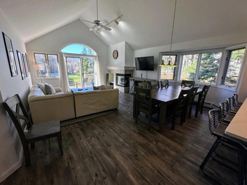 TV a/nebo společenská místnost v ubytování FV26 Renovated golf course townhouse