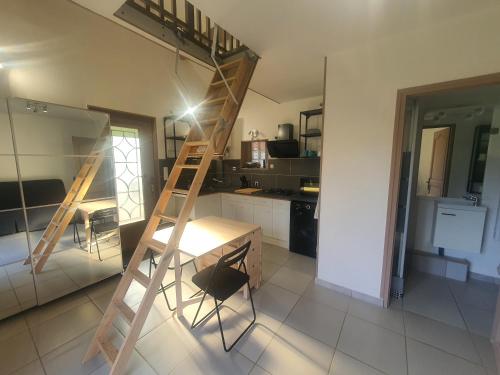 - une cuisine avec une échelle au milieu d'une pièce dans l'établissement La maisonnette, à Saint-Père