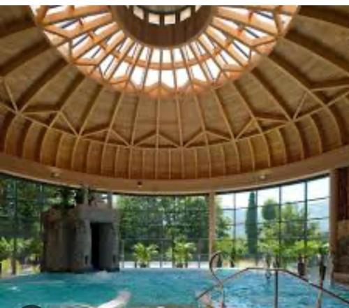 - une vue intérieure sur un grand bâtiment en bois avec un dôme dans l'établissement Charmant appartement, à Argelès-Gazost