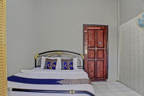 Postel nebo postele na pokoji v ubytování SPOT ON 92682 Badar Guest House Syariah