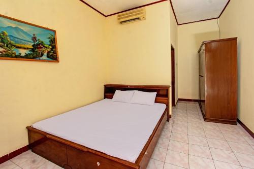 Ένα ή περισσότερα κρεβάτια σε δωμάτιο στο Hotel O Losmen Tjabe Merah Near Alfamart Bintaro