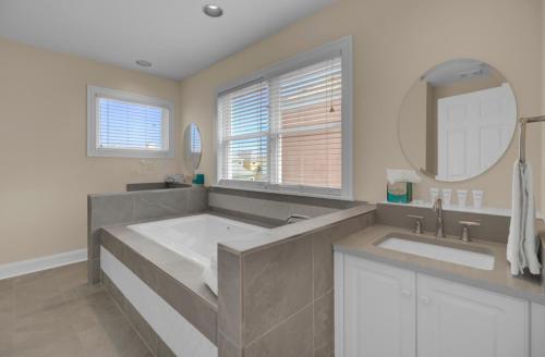 Voodi või voodid majutusasutuse Boardwalk 124 by Wild Dunes, with Amenities toas