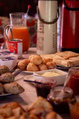 a table with a bunch of food on it at Figueira do Rio do Boi Com Hidromassagem in Praia Grande