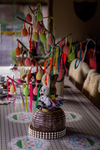 a vase filled with hanging decorations on a table at Figueira do Rio do Boi Com Hidromassagem in Praia Grande