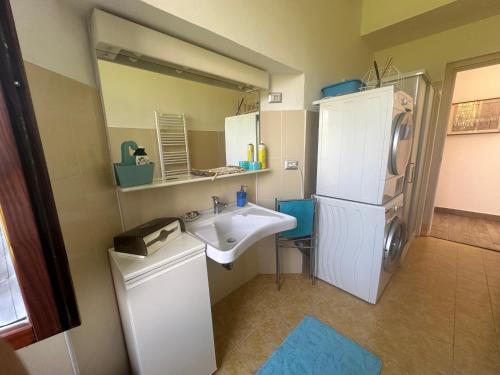 a small kitchen with a sink and a refrigerator at Nido nel Verde in Arena Po