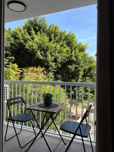 Bright 3BR Apartment 300m to Beach AC
