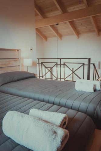 a bedroom with two beds at Pentagrama, casas de campo in Villa General Belgrano