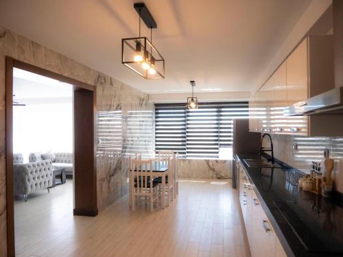 a kitchen and dining room with a table and chairs at Appartement Haut Standing Mobilart Oran in Oran