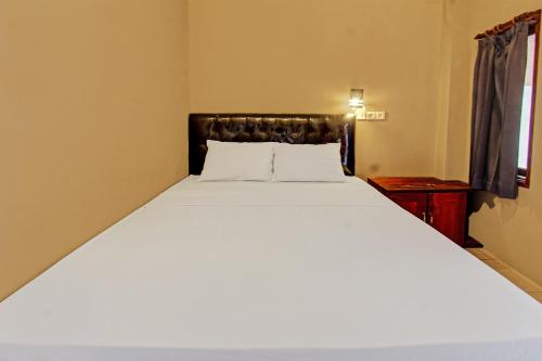 Postel nebo postele na pokoji v ubytování Capital O 92747 Ombak Cafe & Homestay