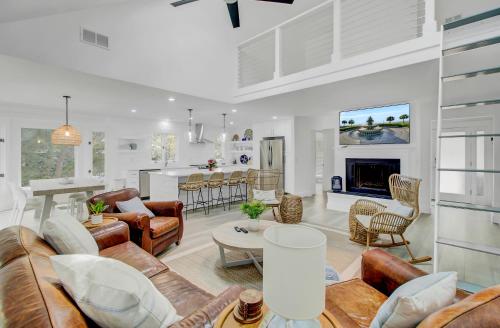 una sala de estar con un sofá y una mesa en Edgewater Alley 9 by Wild Dunes, with Amenities, en Isle of Palms