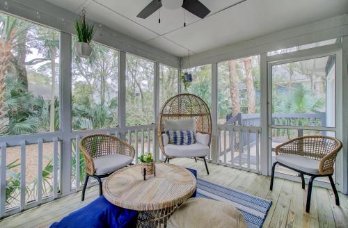 porche cubierto con sillas de mimbre y mesa en Edgewater Alley 9 by Wild Dunes, with Amenities, en Isle of Palms