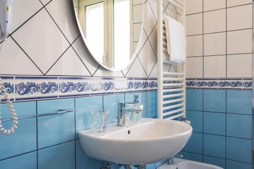 スペルロンガにあるMalakiriのバスルーム(洗面台、鏡付)