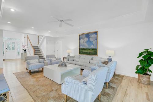 Una sala de estar con un sofá y sillas y una mesa. en Fairway Oaks 33 by Wild Dunes, with Amenities, en Isle of Palms