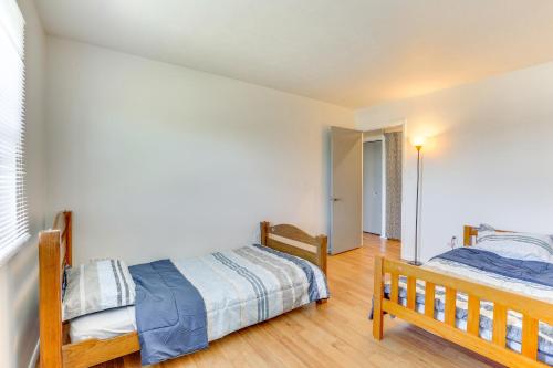 Stow2 Mi to Bow Wow Beach Townhome with Pool Access!的一间卧室，有两张床和木地板