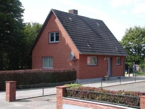 a red brick house with a black roof at Ferienhaus In Winnemark Mit Großem Garten in Winnemark