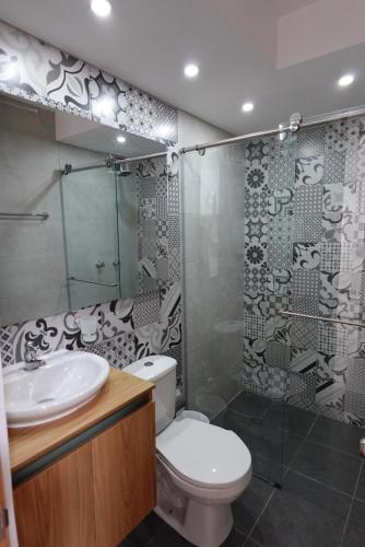 un bagno con wc, lavandino e doccia di Apartamento frente a clínica Foscal a Floridablanca