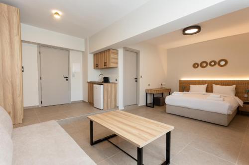une chambre avec un lit et une table dans une pièce dans l'établissement Nexus Apartments, à Thessalonique