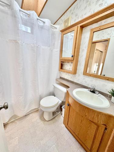 Ванная комната в Sherkston Shores Retreat, Sleeps 6, Walk to the beach, Firepit