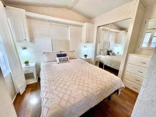 Кровать или кровати в номере Sherkston Shores Retreat, Sleeps 6, Walk to the beach, Firepit