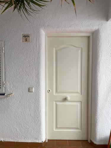 a white door in a white wall at Casa Pasito Blanco in La Isleta del Moro
