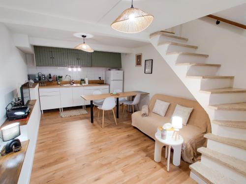 Il comprend une cuisine et un salon avec un escalier. dans l'établissement Le Refuge du Château, à Foix