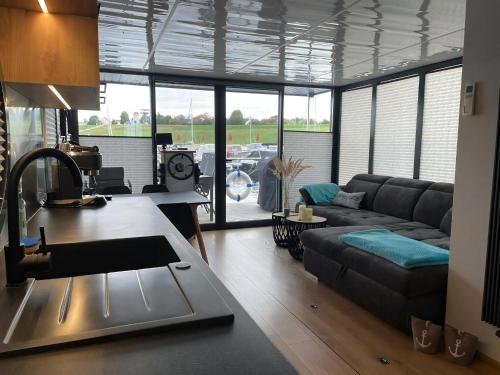 Η κουζίνα ή μικρή κουζίνα στο Hausboot Schiff Für 4 Personen Ca 33 M Sup2 In Braunsbedra, Sachsen Anhalt Halle Saale Unstrut Region