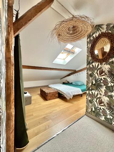 une chambre avec un lit dans un grenier dans l'établissement Maison landaise avec piscine proche Hossegor Capbreton, à Angresse