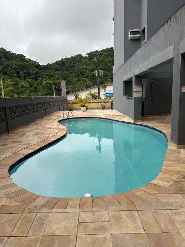 Bazén v ubytování Lindo Apartamento no Guaruja SP nebo v jeho okolí